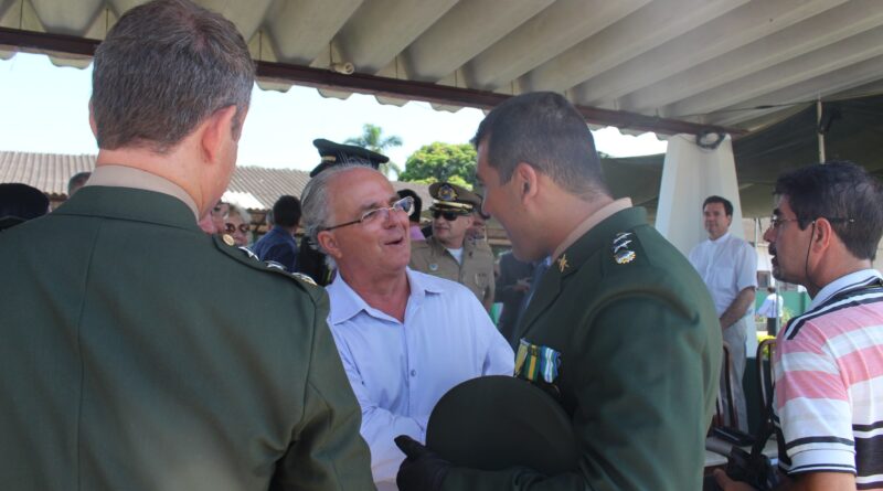 Tomelin (de costas) entregou o comando depois de 25 meses à frente da 3ª Cia, ao major Marcelo (à direita)