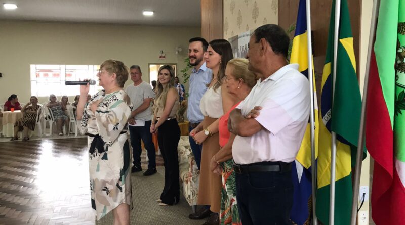 Prefeita Márcia Roberg Cargnin durante entrega de presente a ex-prefeitos, na Terceira Idade