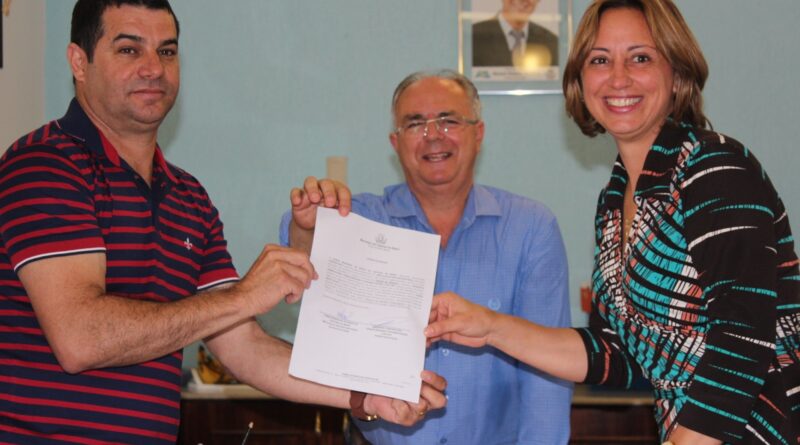 Pedro Paulo Alves, representante da empresa, o prefeito e a secretária durante assinatura