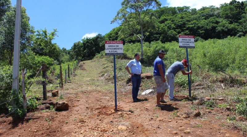 Placas foram colocadas na sexta (5), mas criminosos as arrancaram poucas horas depois