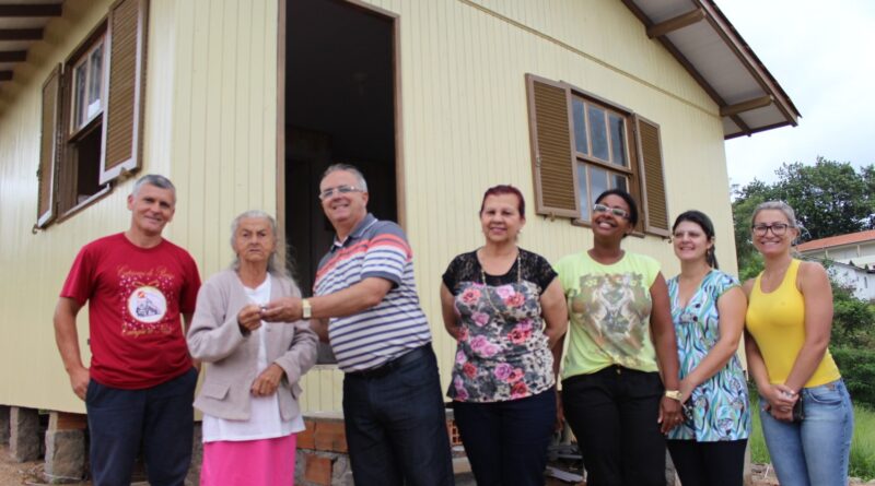 Dona Inocência recebe as chaves do prefeito: a primeira casa própria em 81 anos de vida